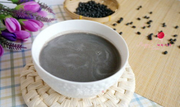 黑豆和黑芝麻豆浆,营养双倍，健康加分